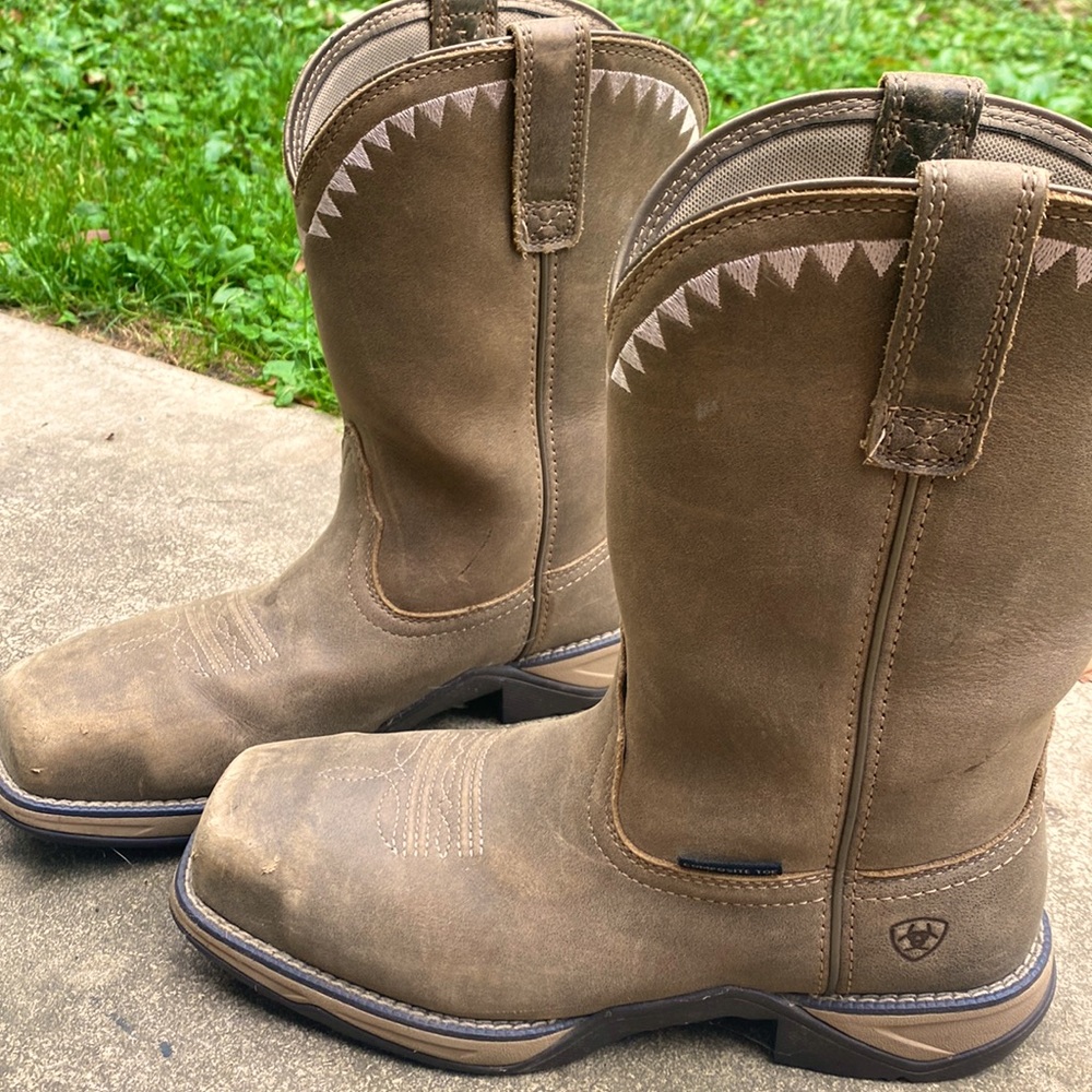 Woman’s Ariat size 8B Composite toe work cowgirl boots.